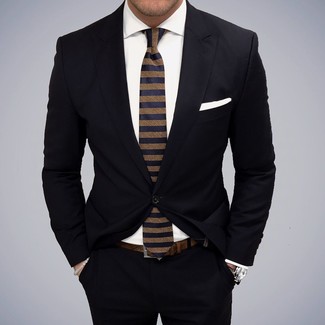 Come indossare e abbinare una cravatta a righe orizzontali blu scuro e bianca in modo formale: Indossa un abito nero e una cravatta a righe orizzontali blu scuro e bianca per un look elegante e di classe.