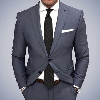 Come indossare e abbinare una cravatta a righe verticali nera: Vestiti con un abito grigio e una cravatta a righe verticali nera per essere sofisticato e di classe.