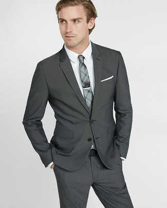 Come indossare e abbinare una cravatta scozzese grigio scuro quando fa caldo: Scegli uno stile classico in un abito grigio e una cravatta scozzese grigio scuro.