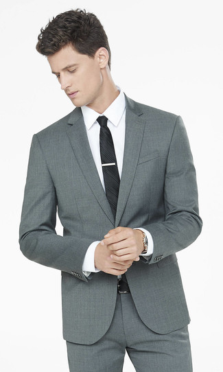 Come indossare e abbinare una cravatta nera per un uomo di 20 anni in modo formale: Abbina un abito grigio con una cravatta nera come un vero gentiluomo.