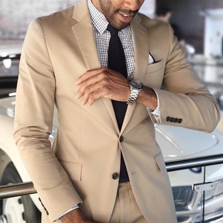 Come indossare e abbinare una camicia elegante a quadri bianca e blu per un uomo di 30 anni: Combina una camicia elegante a quadri bianca e blu con un abito marrone chiaro come un vero gentiluomo.