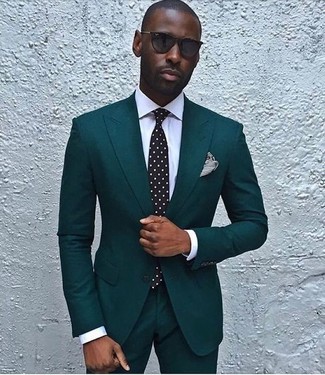 Come indossare e abbinare un abito verde oliva in modo formale: Prova a combinare un abito verde oliva con una camicia elegante bianca per un look elegante e di classe.