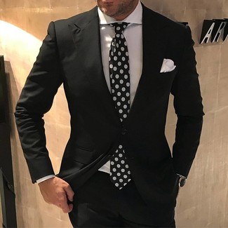 Come indossare e abbinare una cravatta a pois nera per un uomo di 30 anni: Scegli un outfit composto da un abito nero e una cravatta a pois nera per essere sofisticato e di classe.