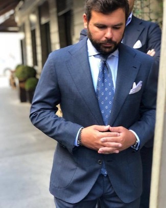 Come indossare e abbinare una cravatta a pois blu scuro per un uomo di 30 anni: Potresti abbinare un abito blu scuro con una cravatta a pois blu scuro per una silhouette classica e raffinata