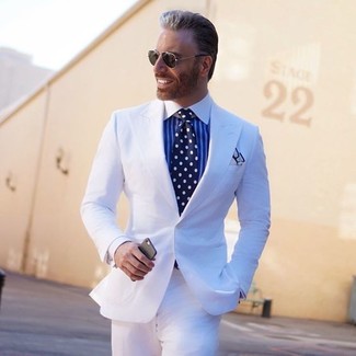 Come indossare e abbinare una camicia elegante a righe verticali per un uomo di 50 anni in modo formale: Sfodera un look elegante con una camicia elegante a righe verticali e un abito bianco.