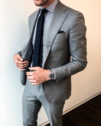 Come indossare e abbinare una camicia elegante a righe verticali grigia per un uomo di 30 anni: Vestiti con una camicia elegante a righe verticali grigia e un abito grigio per una silhouette classica e raffinata