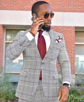 Look alla moda per uomo: Abito scozzese grigio, Camicia elegante bianca, Cravatta rossa, Fazzoletto da taschino bianco e rosso