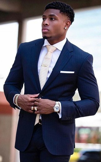 Come indossare e abbinare una cintura in pelle nera per un uomo di 20 anni in modo formale: Combina un abito a righe verticali blu scuro con una cintura in pelle nera per un fantastico look da sfoggiare nel weekend.