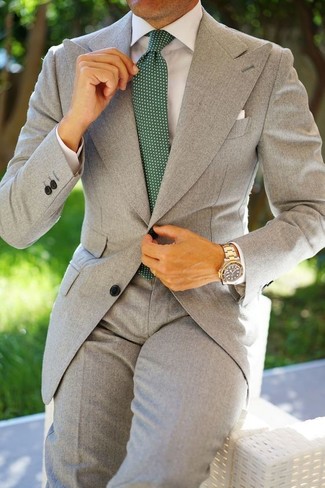 Come indossare e abbinare una cravatta a pois verde scuro per un uomo di 30 anni in modo formale: Combina un abito grigio con una cravatta a pois verde scuro per una silhouette classica e raffinata