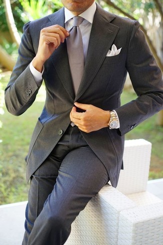 Come indossare e abbinare una cravatta di seta grigia quando fa caldo: Potresti combinare un abito grigio scuro con una cravatta di seta grigia come un vero gentiluomo.