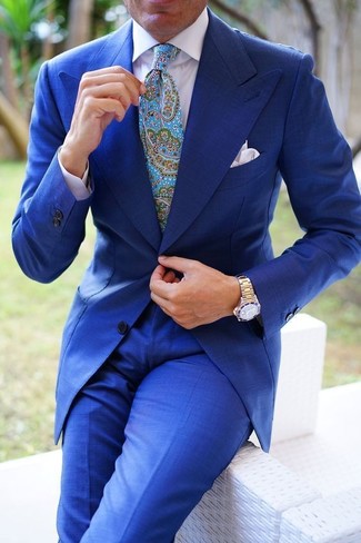 Come indossare e abbinare una camicia elegante bianca con un abito blu: Abbina un abito blu con una camicia elegante bianca per un look elegante e di classe.