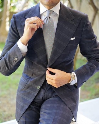 Come indossare e abbinare una cravatta a pois grigia quando fa caldo: Potresti combinare un abito a quadri grigio scuro con una cravatta a pois grigia come un vero gentiluomo.
