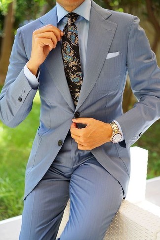 Look alla moda per uomo: Abito azzurro, Camicia elegante azzurra, Cravatta con stampa cachemire nera, Fazzoletto da taschino bianco