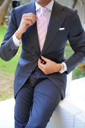 Come indossare e abbinare una cravatta a righe verticali rosa: Punta su un abito grigio scuro e una cravatta a righe verticali rosa per un look elegante e di classe.
