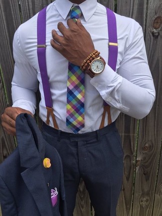 Come indossare e abbinare un fazzoletto da taschino viola per un uomo di 30 anni quando fa caldo: Combina un abito grigio scuro con un fazzoletto da taschino viola per un look trendy e alla mano.