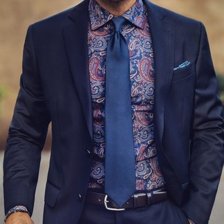 Look alla moda per uomo: Abito blu scuro, Camicia elegante con stampa cachemire blu scuro, Cravatta di seta blu scuro, Fazzoletto da taschino stampato blu