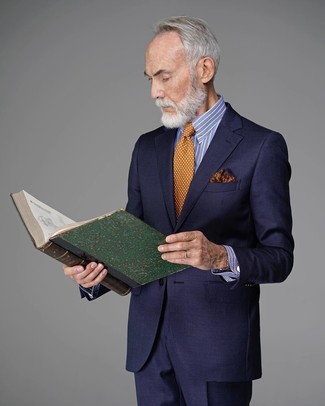 Come indossare e abbinare una cravatta arancione per un uomo di 60 anni in estate 2024 in modo formale: Punta su un abito blu scuro e una cravatta arancione come un vero gentiluomo. Una buona idea per i mesi estivi!