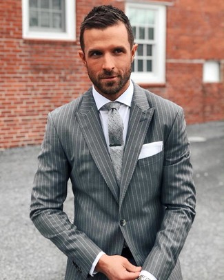 Come indossare e abbinare una cravatta grigia per un uomo di 30 anni: Potresti combinare un abito a righe verticali grigio con una cravatta grigia per un look elegante e alla moda.