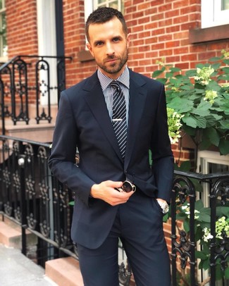 Come indossare e abbinare una cravatta a righe verticali nera e bianca: Prova ad abbinare un abito blu scuro con una cravatta a righe verticali nera e bianca per un look elegante e di classe.