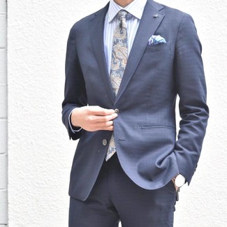 Look alla moda per uomo: Abito blu scuro, Camicia elegante a righe verticali azzurra, Cravatta con stampa cachemire blu scuro, Fazzoletto da taschino stampato viola chiaro
