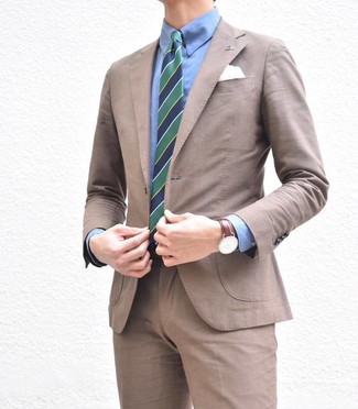Come indossare e abbinare una cravatta a righe verticali blu scuro e bianca: Coniuga un abito marrone con una cravatta a righe verticali blu scuro e bianca come un vero gentiluomo.