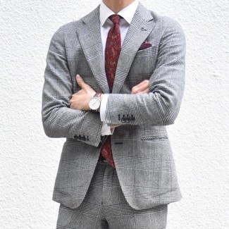 Look alla moda per uomo: Abito scozzese grigio, Camicia elegante bianca, Cravatta con stampa cachemire bordeaux, Fazzoletto da taschino bordeaux