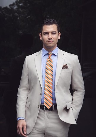 Come indossare e abbinare una cravatta a righe orizzontali arancione: Vestiti con un abito beige e una cravatta a righe orizzontali arancione per un look elegante e di classe.