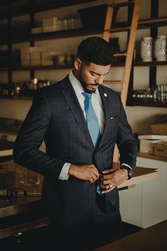 Come indossare e abbinare una cravatta acqua per un uomo di 30 anni quando fa caldo in modo formale: Mostra il tuo stile in un abito scozzese grigio scuro con una cravatta acqua per essere sofisticato e di classe.