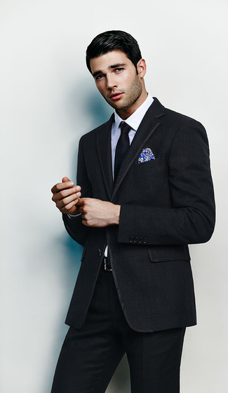 Look alla moda per uomo: Abito nero, Camicia elegante bianca, Cravatta nera, Fazzoletto da taschino stampato blu