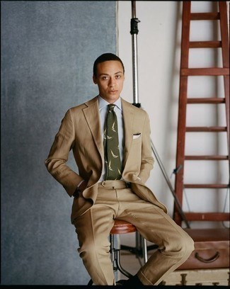 Come indossare e abbinare una cravatta stampata verde scuro: Potresti combinare un abito marrone chiaro con una cravatta stampata verde scuro come un vero gentiluomo.