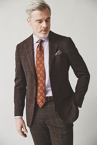 Come indossare e abbinare una cravatta terracotta per un uomo di 50 anni in estate 2024: Opta per un abito a quadri marrone scuro e una cravatta terracotta per un look elegante e di classe. È eccellente idea per un look estivo!