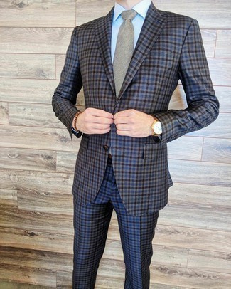 Come indossare e abbinare una cravatta grigio scuro con un abito blu per un uomo di 30 anni: Prova ad abbinare un abito blu con una cravatta grigio scuro per un look elegante e alla moda.