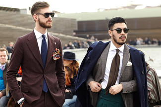 Come indossare e abbinare un abito di lana marrone: Vestiti con un abito di lana marrone e una camicia elegante bianca come un vero gentiluomo.