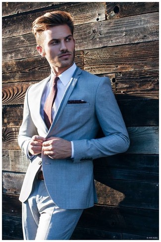 Come indossare e abbinare una cravatta marrone quando fa caldo in modo formale: Indossa un abito grigio con una cravatta marrone per essere sofisticato e di classe.
