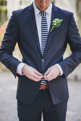 Come indossare e abbinare una cravatta a righe orizzontali blu scuro in estate 2024: Indossa un abito blu scuro con una cravatta a righe orizzontali blu scuro per un look elegante e di classe. L'outfit per questa stagione estiva è servito.
