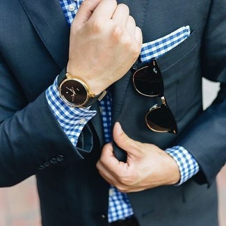 Come indossare e abbinare una camicia elegante a quadretti blu scuro: Potresti indossare una camicia elegante a quadretti blu scuro e un abito blu scuro per un look elegante e di classe.