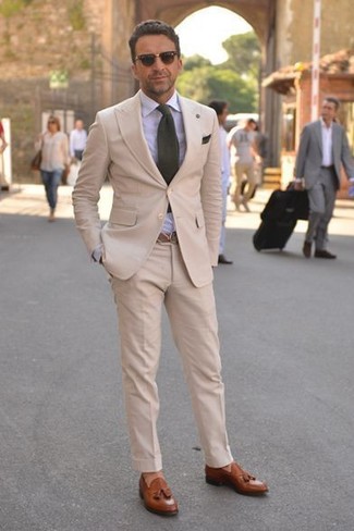 Look alla moda per uomo: Abito beige, Camicia elegante azzurra, Mocassini con nappine in pelle marroni, Cravatta verde oliva