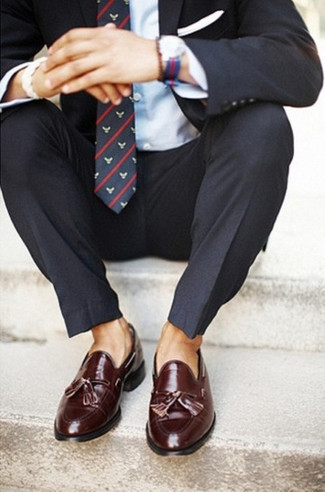 Come indossare e abbinare una cravatta stampata blu quando fa caldo: Potresti indossare un abito grigio scuro e una cravatta stampata blu per un look elegante e di classe. Per un look più rilassato, mettiti un paio di mocassini con nappine in pelle bordeaux.