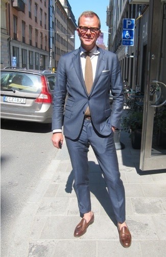 Look alla moda per uomo: Abito blu, Camicia elegante bianca, Mocassini con nappine in pelle marroni, Cravatta marrone chiaro