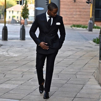 Look alla moda per uomo: Abito nero, Camicia elegante bianca, Mocassini con nappine in pelle neri, Cravatta nera