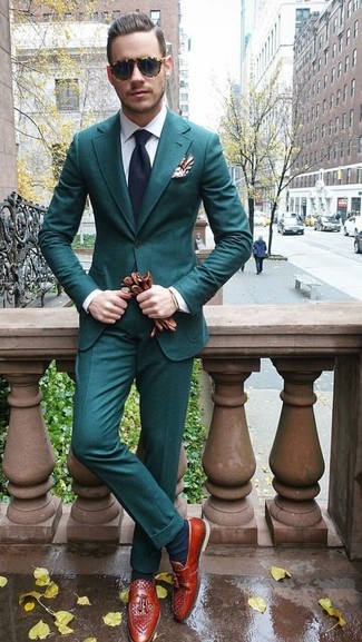 Quale camicia elegante indossare con un abito verde oliva: Scegli un outfit composto da un abito verde oliva e una camicia elegante come un vero gentiluomo. Scegli un paio di mocassini con nappine in pelle terracotta per avere un aspetto più rilassato.