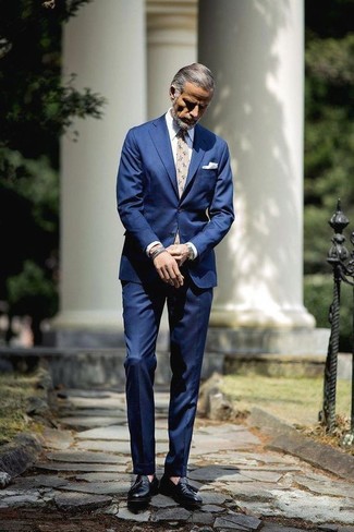 Come indossare e abbinare una cravatta a fiori beige: Combina un abito blu con una cravatta a fiori beige per un look elegante e di classe. Per un look più rilassato, prova con un paio di mocassini con nappine in pelle neri.