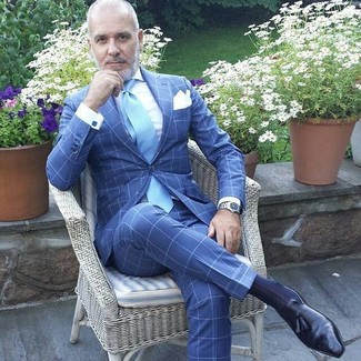 Come indossare e abbinare una cravatta per un uomo di 50 anni in modo formale: Potresti combinare un abito a quadri blu con una cravatta per una silhouette classica e raffinata Opta per un paio di mocassini con nappine in pelle neri per avere un aspetto più rilassato.