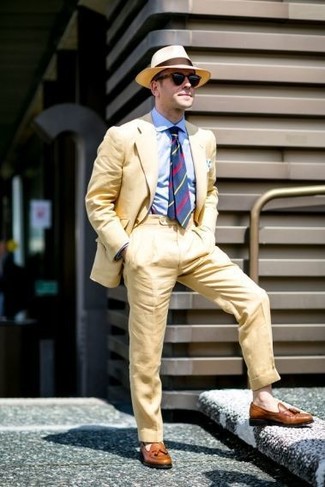 Look alla moda per uomo: Abito giallo, Camicia elegante azzurra, Mocassini con nappine in pelle marroni, Borsalino di paglia marrone chiaro
