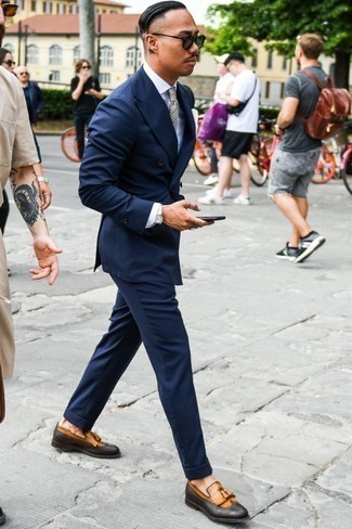 Come indossare e abbinare mocassini eleganti beige per un uomo di 30 anni: Abbina un abito blu scuro con una camicia elegante bianca per un look elegante e alla moda. Scegli un paio di mocassini eleganti beige per avere un aspetto più rilassato.
