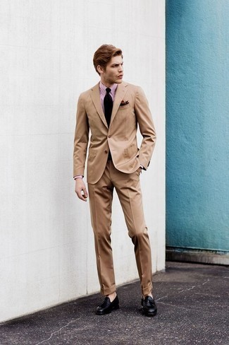 Look alla moda per uomo: Abito marrone chiaro, Camicia elegante a righe verticali rosa, Mocassini con nappine in pelle neri, Cravatta nera