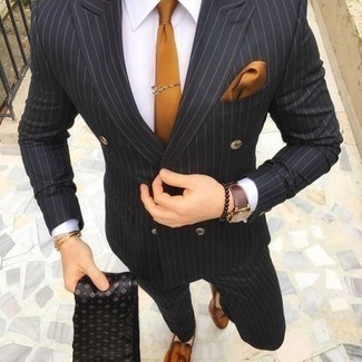 Look alla moda per uomo: Abito a righe verticali nero, Camicia elegante bianca, Mocassini con nappine in pelle terracotta, Cravatta di seta marrone chiaro