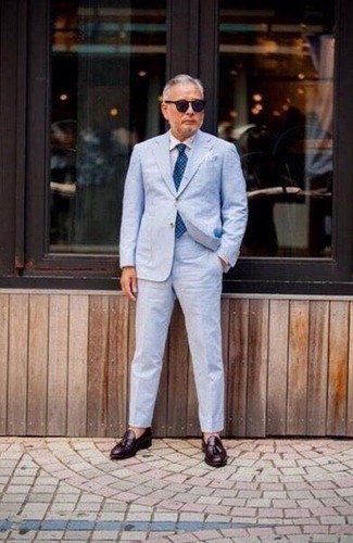 Come indossare e abbinare una cravatta a pois blu in estate 2024: Scegli un abito azzurro e una cravatta a pois blu come un vero gentiluomo. Per distinguerti dagli altri, scegli un paio di mocassini con nappine in pelle bordeaux come calzature. Ecco un outfit estivo perfetto per il tuo.