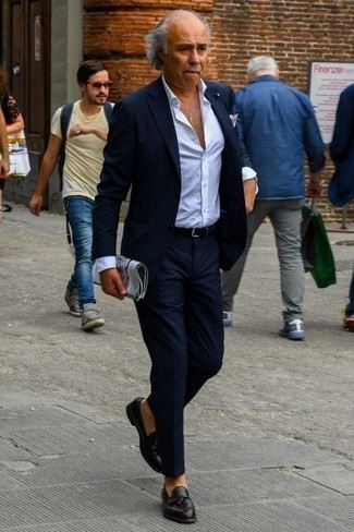 Look alla moda per uomo: Abito blu scuro, Camicia elegante bianca, Mocassini con nappine in pelle neri, Fazzoletto da taschino beige