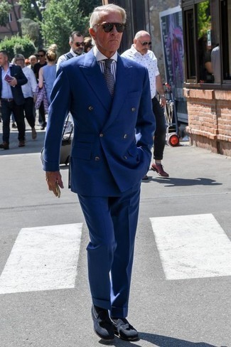 Come indossare e abbinare una cravatta blu scuro per un uomo di 50 anni: Sfodera un look elegante con un abito blu scuro e una cravatta blu scuro. Vuoi osare? Completa il tuo look con un paio di mocassini con nappine in pelle scamosciata blu scuro.